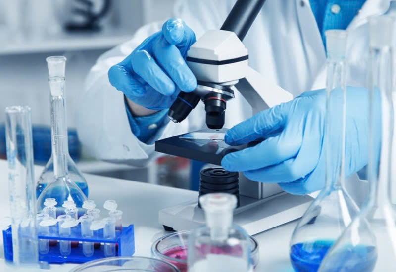 Tây Y với phương pháp như xét nghiệm, hình ảnh y khoa và điều trị bằng thuốc hóa học
