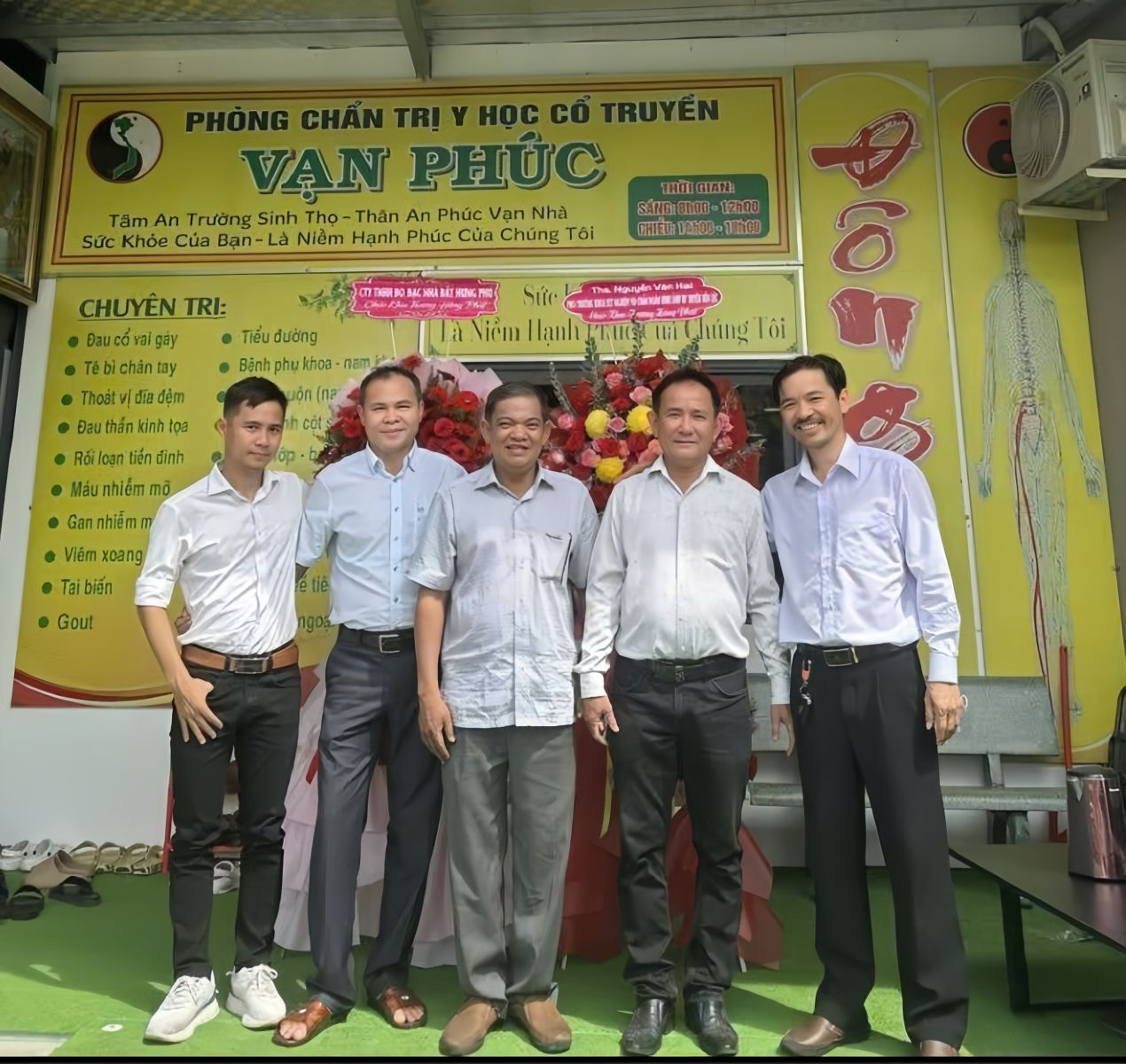 Đội Ngũ Y Bác Sĩ Giàu Kinh Nghiệm - Phòng Chẩn Trị Y Học Cổ Truyền Vạn Phúc